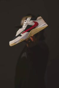 کتونی تراویس اسکات x جردن جامپمن جک با رویه بوم و چرم و لوگوی Swoosh برعکس