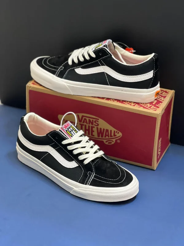 کتونی ونس مشکی Sk8-Low با چرم جیر و کانواس در پس‌زمینه روشن