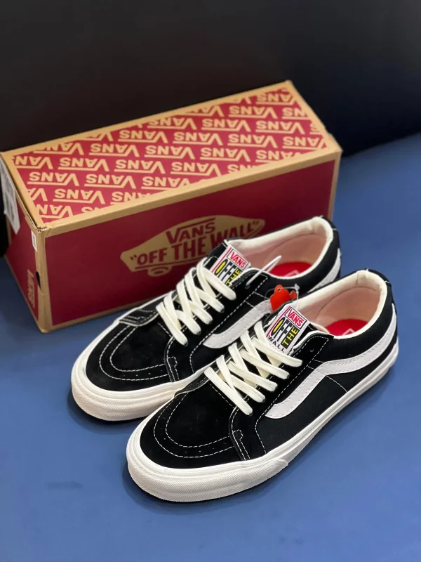 کتونی ونس مشکی Sk8-Low با چرم جیر و کانواس در پس‌زمینه روشن