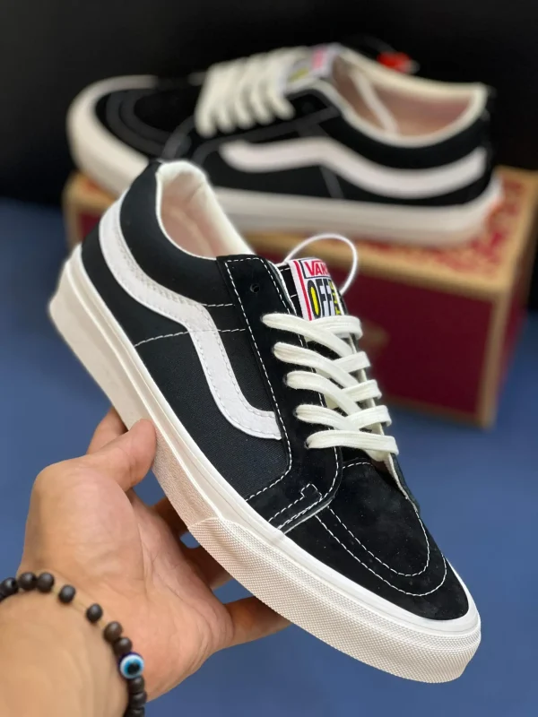 کتونی ونس مشکی Sk8-Low با چرم جیر و کانواس در پس‌زمینه روشن