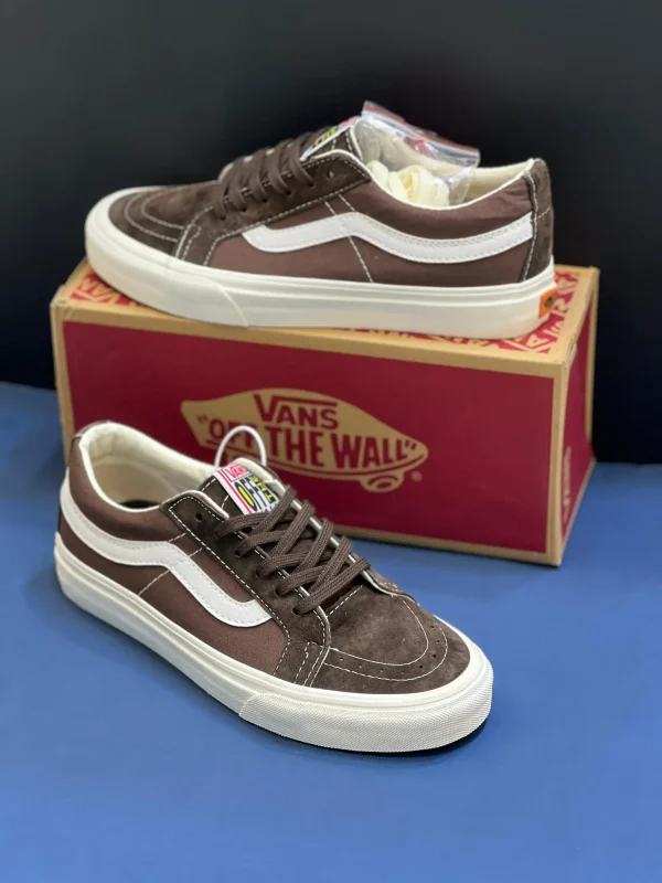کتونی ونس قهوه‌ای Sk8-Low با چرم جیر و کانواس در پس‌زمینه روشن