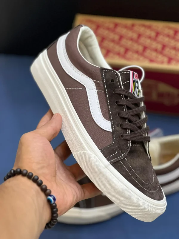 کتونی ونس قهوه‌ای Sk8-Low با چرم جیر و کانواس در پس‌زمینه روشن