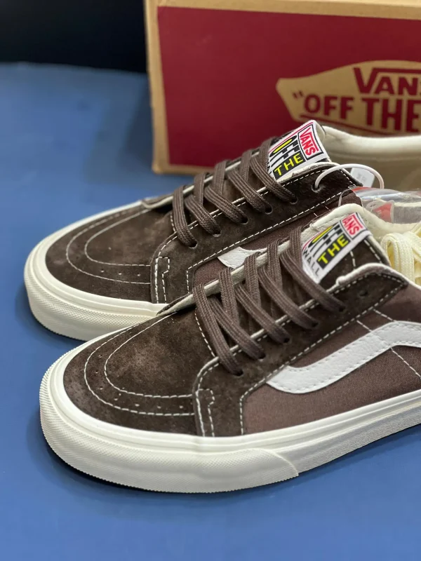 کتونی ونس قهوه‌ای Sk8-Low با چرم جیر و کانواس در پس‌زمینه روشن