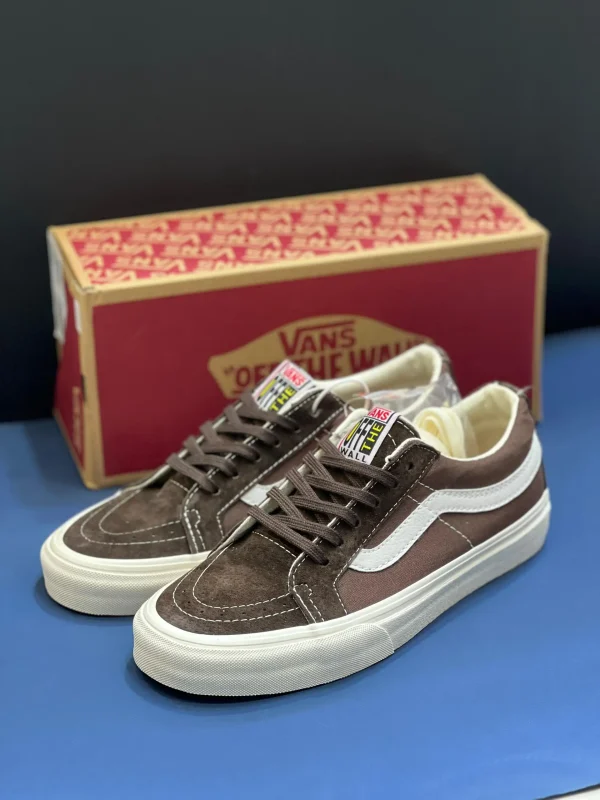 کتونی ونس قهوه‌ای Sk8-Low با چرم جیر و کانواس در پس‌زمینه روشن