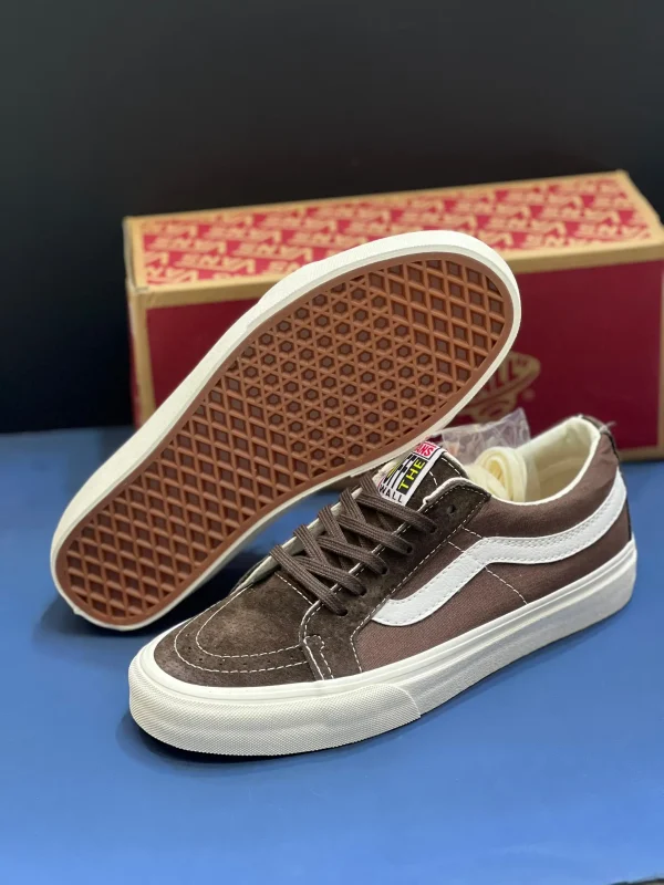 کتونی ونس قهوه‌ای Sk8-Low با چرم جیر و کانواس در پس‌زمینه روشن
