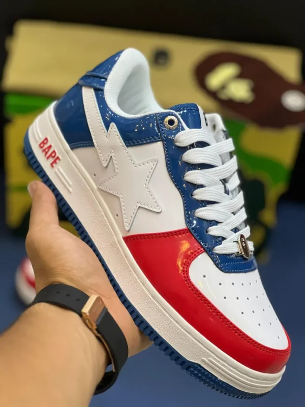 کتونی A Bathing Ape Bapesta وایت بلو رد با چرم سفید و روکش‌های آبی و قرمز در پس‌زمینه روشن