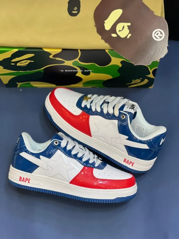 کتونی A Bathing Ape Bapesta وایت بلو رد با چرم سفید و روکش‌های آبی و قرمز در پس‌زمینه روشن