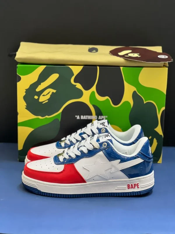 کتونی A Bathing Ape Bapesta وایت بلو رد با چرم سفید و روکش‌های آبی و قرمز در پس‌زمینه روشن