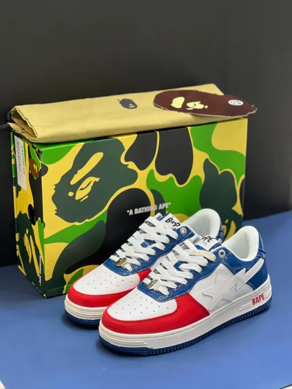 کتونی A Bathing Ape Bapesta وایت بلو رد با چرم سفید و روکش‌های آبی و قرمز در پس‌زمینه روشن