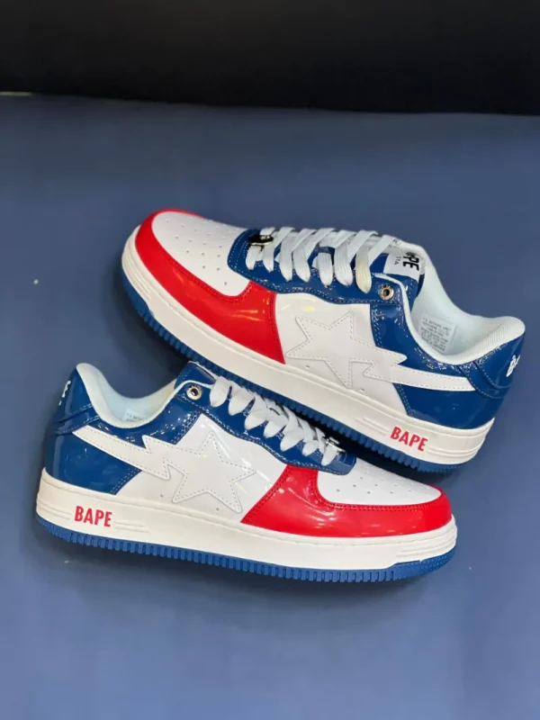 کتونی A Bathing Ape Bapesta وایت بلو رد با چرم سفید و روکش‌های آبی و قرمز در پس‌زمینه روشن