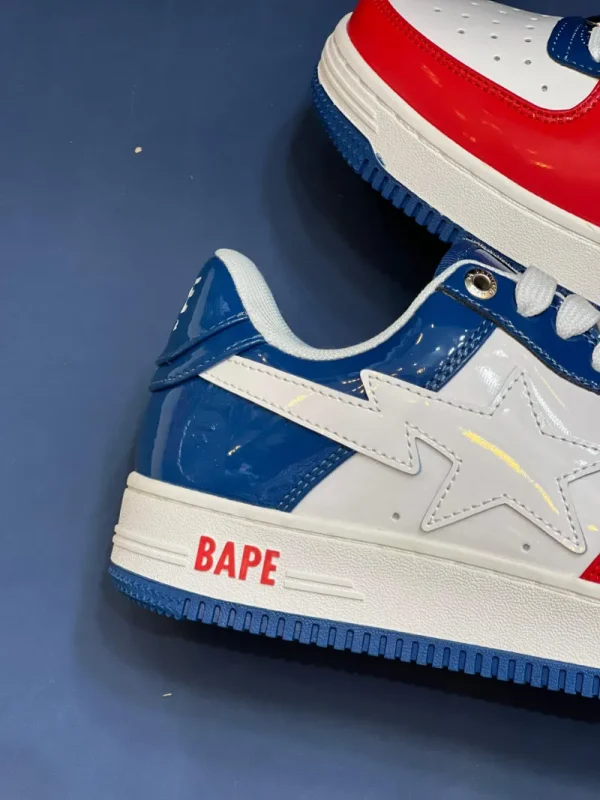 کتونی A Bathing Ape Bapesta وایت بلو رد با چرم سفید و روکش‌های آبی و قرمز در پس‌زمینه روشن