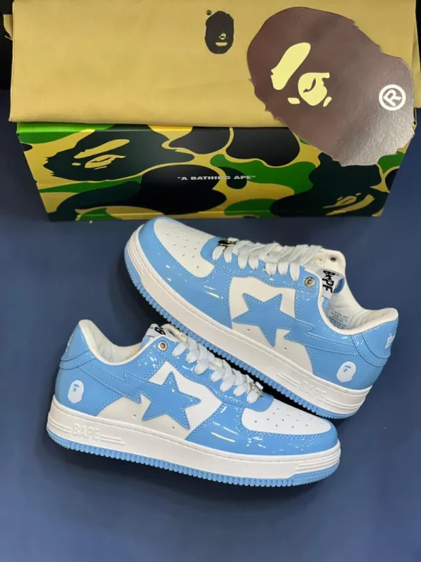 کتونی A Bathing Ape Bapesta اسکای بلو با چرم براق و لوگوی ستاره‌ای در پس‌زمینه روشن