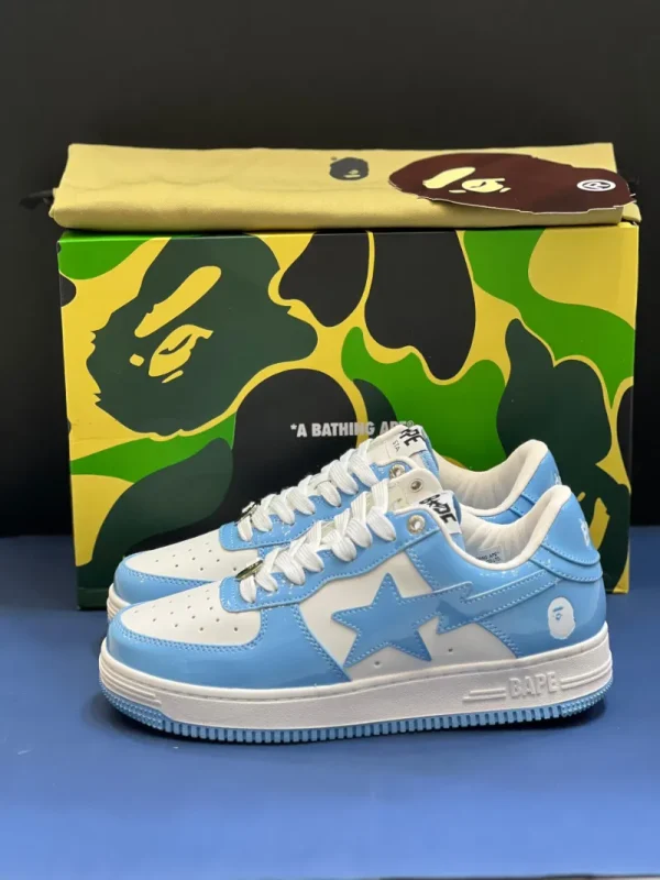 کتونی A Bathing Ape Bapesta اسکای بلو با چرم براق و لوگوی ستاره‌ای در پس‌زمینه روشن