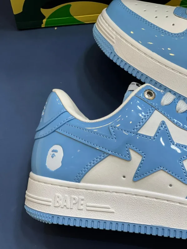 کتونی A Bathing Ape Bapesta اسکای بلو با چرم براق و لوگوی ستاره‌ای در پس‌زمینه روشن