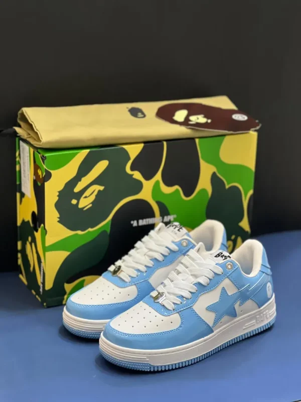 کتونی A Bathing Ape Bapesta اسکای بلو با چرم براق و لوگوی ستاره‌ای در پس‌زمینه روشن