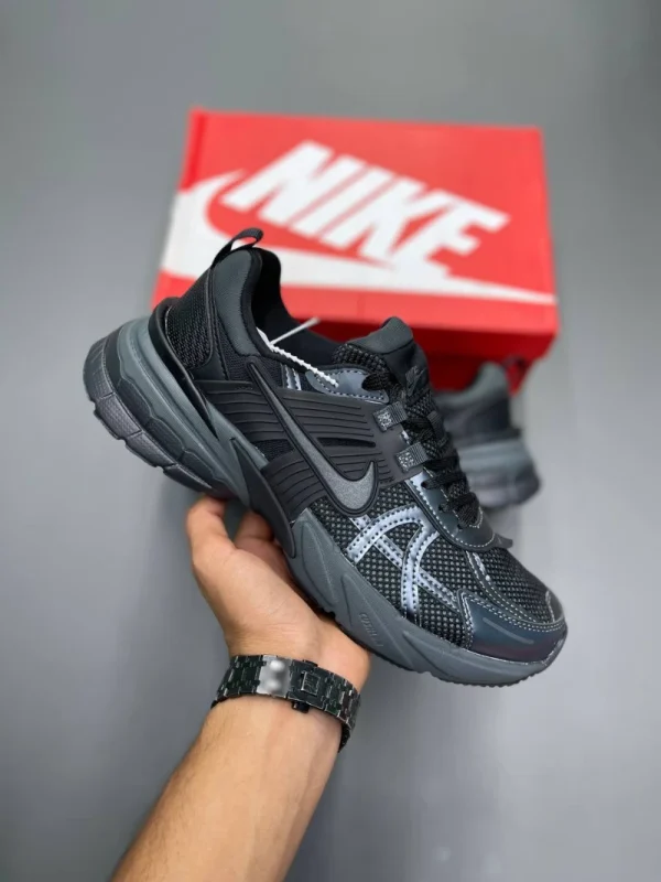 کتونی نایکی V2K Run بلک/دارک اسمک گری با مش تیره و روکش‌های شفاف در پس‌زمینه روشن
